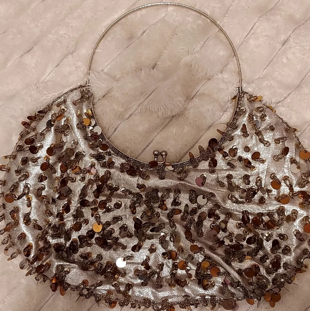 Sequin Beaded Bag With Metal Ring Handle And Kiss-lock Latch - Picture 2 of 3